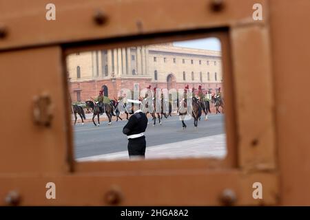 New Delhi, New Delhi, Inde.19th janvier 2022.Le personnel de la force armée indienne a monté sur le dos des chevaux pendant les répétitions de la cérémonie de retraite des coups.(Credit image: © Karma Sonam Bhutia/ZUMA Press Wire) Banque D'Images