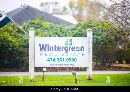 Wintergreen, États-Unis - 25 octobre 2020: Station de ski de Virginie village avec signe pour l'immobilier et numéro de téléphone dans les montagnes Blue Ridge automne s Banque D'Images