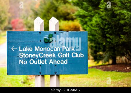 Wintergreen, États-Unis - 25 octobre 2020 : village de station de ski dans les montagnes Blue Ridge avec panneau d'entrée pour le parc du lac Monocan et Stoney Creek Golf Cl Banque D'Images