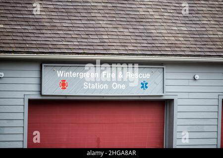 Wintergreen, États-Unis - 25 octobre 2020: Station de ski de Virginie village avec panneau pour le service d'incendie garage maison bâtiment station de sauvetage une urgence Banque D'Images