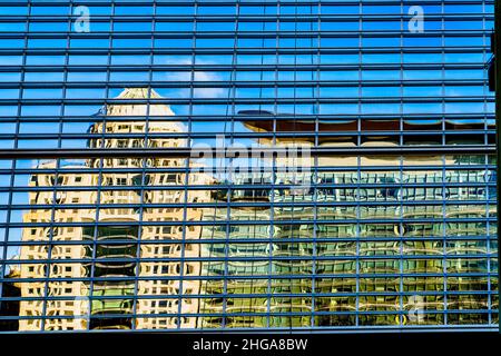 Un bâtiment se reflète dans le mur de verre d'un bâtiment de bureau Banque D'Images