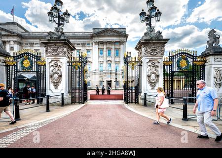 Londres, Royaume-Uni - 21 juin 2018 : Anglais Royal garde les policiers avec des armes automatiques en face de Buckingham Palace au centre Banque D'Images