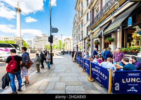 Londres, Royaume-Uni - 21 juin 2018 : Road Street café restaurant pub près de Trafalgar Square Buckingham Palace Admiralty Arch en été avec les gens qui boivent de la bière Banque D'Images