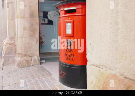 Traditionnellement British Royal Mail, boîte postale rouge sur main Street, Bureau de poste Royal Gibraltar, Gibraltar, juillet 2021 Banque D'Images