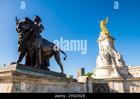 Londres, Royaume-Uni - 22 juin 2018 : bâtiments à ciel bleu, vue rapprochée de la statue des lions de la reine Victoria en été ensoleillé à Buckingham Palace avec ange d'or Banque D'Images