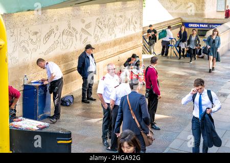 Londres, Royaume-Uni - 22 juin 2018 : piétons sur le trottoir de la rue Piccadilly, à côté de l'entrée de la station de métro Green Park avec Big bus Banque D'Images