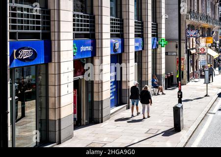 Londres, Royaume-Uni - 22 juin 2018 : entrée extérieure de la pharmacie de Bottes de quartier dans le centre-ville de Londres par Ludgate Circus Medicine Building and Banque D'Images