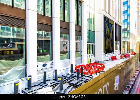 Londres, Royaume-Uni - 22 juin 2018 : angle élevé sur la rue York à Londres Waterloo avec des ouvriers de construction sur le site et un mur de bâtiment moderne Banque D'Images