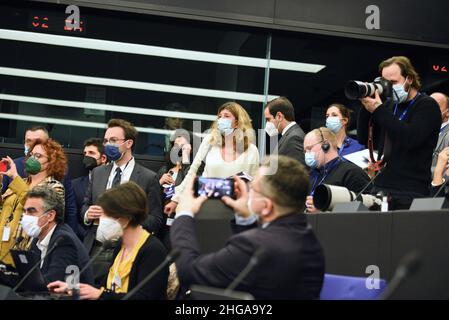 Strasbourg, France.19th janvier 2022.Emmanuel Macron Roberta Metsola lors d'une conférence de presse après son discours devant le Parlement européen.Le 19 janvier 2022, à Strasbourg, dans le nord-est de la France.Photo de Nicolas Roses/ABACAPRESS.COM crédit: Abaca Press/Alay Live News Banque D'Images