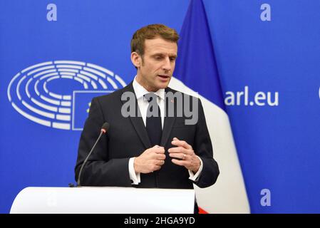 Strasbourg, France.19th janvier 2022.Emmanuel Macron Roberta Metsola lors d'une conférence de presse après son discours devant le Parlement européen.Le 19 janvier 2022, à Strasbourg, dans le nord-est de la France.Photo de Nicolas Roses/ABACAPRESS.COM crédit: Abaca Press/Alay Live News Banque D'Images