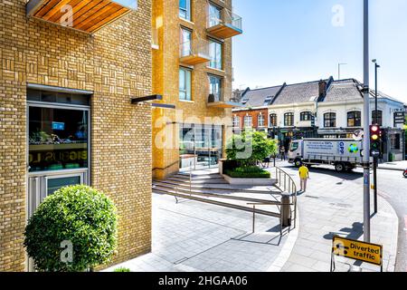 Londres, Royaume-Uni - 22 juin 2018 : vue à grand angle sur le quartier de Londres Southwark panneau pour Draft House Arms sur la route de Tower Bridge Street le jour ensoleillé d'été Banque D'Images