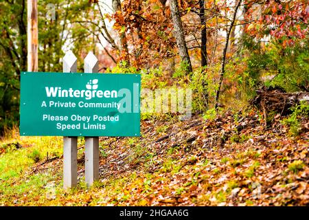 Wintergreen, États-Unis - 25 octobre 2020 : automne automne automne automne feuilles couleur saison des feuillages à la station de ski village de la ville dans les montagnes Blue Ridge avec le logo à l'entran Banque D'Images