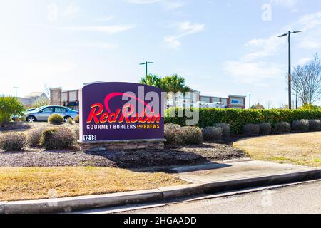 Myrtle Beach, États-Unis - 8 février 2021 : façade extérieure de l'architecture de bâtiment de signe pour Red Robin restaurant de chaîne en Caroline du Sud pour gourmet burge Banque D'Images