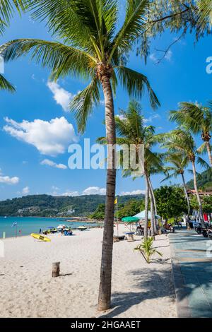 Patong Beach à Phuket Island, la plage la plus populaire de la ville balnéaire de Phuket Island, en Thaïlande.Patong paysage de plage pour les vacances, vacances Banque D'Images