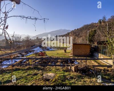 panorama sur la montagne avec soleil en hiver Banque D'Images