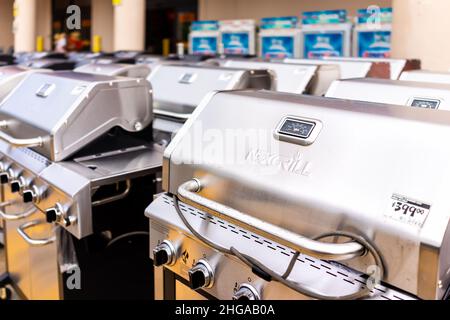 Naples, États-Unis - 14 août 2021: La boutique Home Depot vitrine à l'extérieur exposé dans la rue avec de nombreux grils électriques ou au gaz par Nexgrill prix de marque coût Banque D'Images