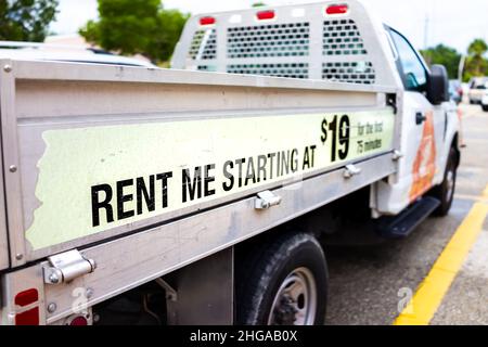 Naples, Etats-Unis - 14 août 2021: Le parking de la boutique Home Depot avec une pancarte sur le camion de location à louer à partir de 19 dollars pour 75 minutes à Naples, Banque D'Images