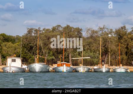 Bateaux traditionnels à bord de tonneau à Portocolom ou Porto Colom, Majorque, Majorque, Iles Baléares, Espagne Banque D'Images