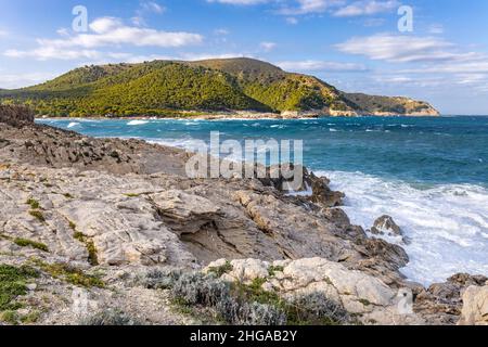 Côte à Cala Rajada, Capdepera, avec vue sur la montagne es Telégraf à Majorque, Majorque, Iles Baléares, Espagne Banque D'Images
