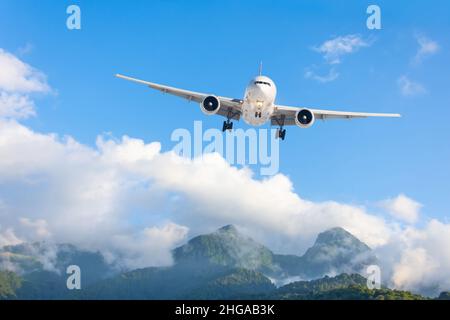 L'avion vole au-dessus des basses montagnes.Paysage incroyable avec atterrissage en avion de passagers dans des conditions difficiles Banque D'Images