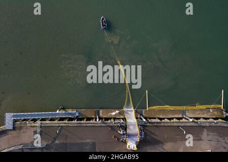 Les employés de la compagnie d'algues préparent leurs filets avec des semences d'algues dans le port de Scheveningen. Banque D'Images