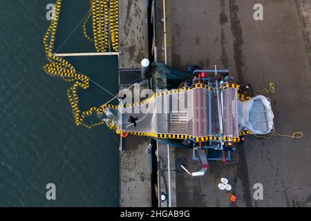 Les employés de la compagnie d'algues préparent leurs filets avec des semences d'algues dans le port de Scheveningen. Banque D'Images