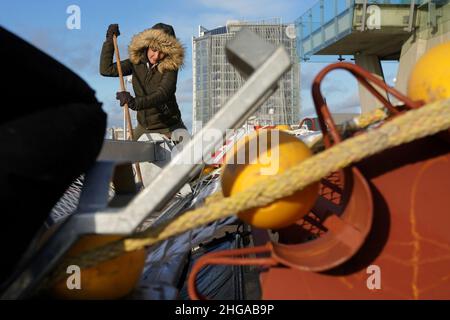 Les employés de la compagnie d'algues préparent leurs filets avec des semences d'algues dans le port de Scheveningen. Banque D'Images