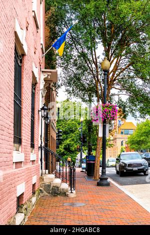 Washington DC, Etats-Unis - 18 août 2021: M Potomac Street à DC Georgetown avec drapeau de l'ambassade d'Ukraine par l'entrée brique architecture historique Banque D'Images