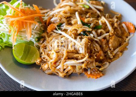 PAD Thai, thaï frit nouilles avec poulet.Photo de la cuisine thaïlandaise en gros plan avec une mise au point sélective Banque D'Images