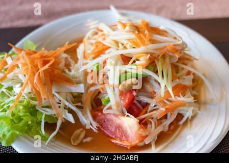 Salade de papaye, salade de style thaïlandais avec papaye.Photo de la cuisine thaïlandaise en gros plan avec une attention sélective Banque D'Images