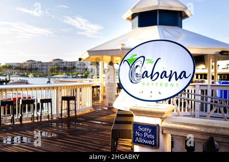 Naples, États-Unis - 13 septembre 2021 : zone Bayfront place avec quai de port de plaisance et restaurant de front de mer Cabana café sans personne dans le soleil du soir Banque D'Images