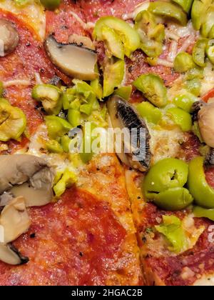 Gros plan extrême de pepperoni et de champignons sur la pizza Banque D'Images