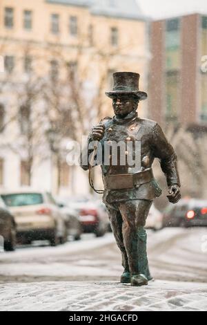 Tallinn, Estonie.Statue de bronze d'Un Lucky Happy Chimney Sweep avec quelques pas de bronze derrière lui Banque D'Images