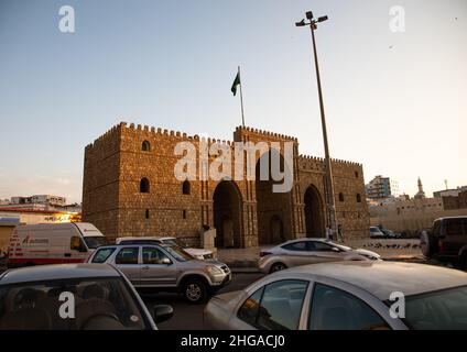 Voitures devant la porte de Makkah ou Baab Makkah, province de la Mecque, Djeddah, Arabie Saoudite Banque D'Images