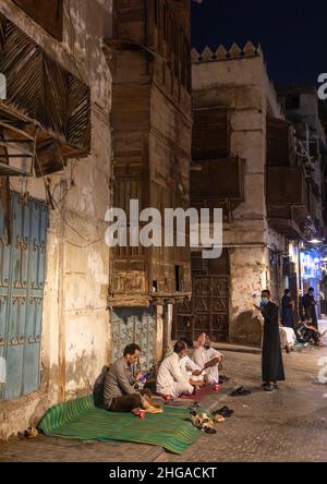 Hommes déjeuner dans les rues du quartier d'al-Balad, province de la Mecque, Djeddah, Arabie Saoudite Banque D'Images