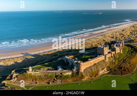 Vue aérienne du drone du château de Bamburgh, Bamburgh, Northumberland, Angleterre, Royaume-Uni Banque D'Images