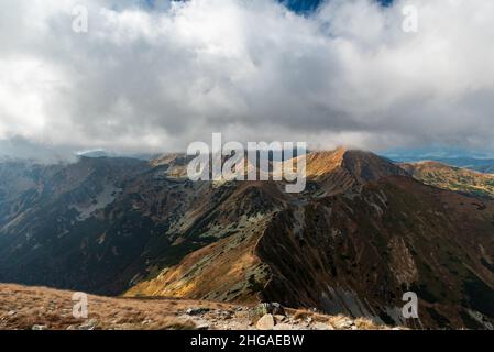 Vue depuis la colline de Hruby vrch en automne Western Tatras montagnes sur slovakian - frontière polonaise avec les lacs et les sommets de Jamnicke plesa autour Banque D'Images