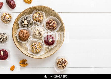 Bonbons végétaliens à base de noix et de fruits secs. Boule d'énergie. Espace de copie Banque D'Images