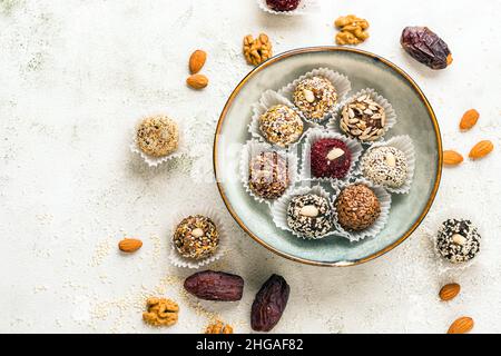 Bonbons végétaliens à base de noix et de fruits secs. Boule d'énergie. Espace de copie Banque D'Images