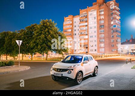 Grodno, Bélarus.Voiture de couleur blanche Nissan Juke garée dans la rue dans la zone résidentielle.Nissan Juke est un vus multisegment sous-compact fabriqué par des Japonais Banque D'Images