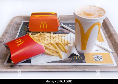 Prague, CZ - 18 janvier 2022 : menu standard de hamburgers dans le restaurant McDonald's.Frites, coupe de Fanta, McRoyal emballée dans une boîte en carton sur la plaque. Banque D'Images