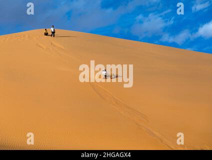 Faire du surf sur sable dans le désert des dunes de RUB al Khalii, province de Najran, Thar, Arabie Saoudite Banque D'Images