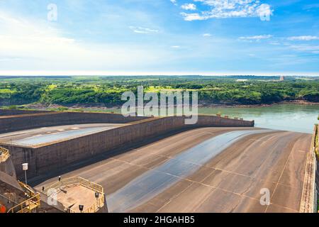 Le déversoir du barrage hydroélectrique d'Itaipu pour décharger l'excès d'eau. Banque D'Images