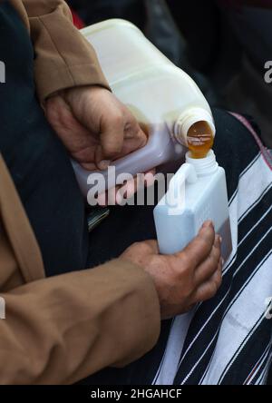 Saoudien transférant du miel dans un marché, province de Jazan, Addayer, Arabie Saoudite Banque D'Images