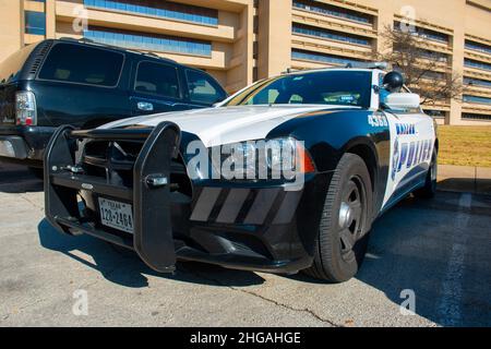 Dallas Dodge police car devant l'hôtel de ville de Dallas dans le centre-ville de Dallas, Texas, États-Unis. Banque D'Images