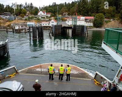 WA21167-00...WASHINGTON - traversier intérieur-île arrivant à l'île Orcas, un des groupes de l'île San Juan. Banque D'Images