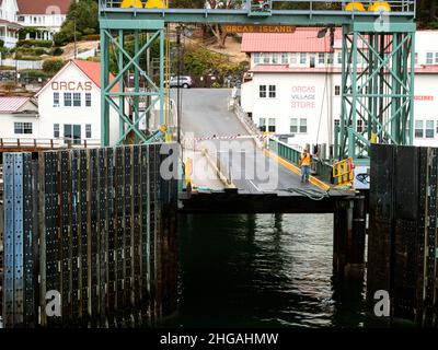 WA21168-00...WASHINGTON - arrivée au quai de ferry de l'île Orcas situé dans le village d'Orcas. Banque D'Images