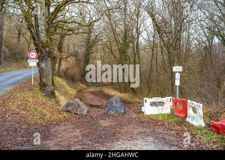 Un enquêteur de la section de recherche à l'entrée de la route de Drignac, interdit à la circulation pendant le moment de l'enquête, qui mène à l'emplacement de l'excavation.Ferme de Jubillar, nouvelles fouilles menées dans le Tarn depuis le 17 janvier 2022.France, Cagnac-les-Mines, France, le 19 janvier 2022.Photo de Patricia Huchot-Boissier / ABACAPRESS.COM Banque D'Images