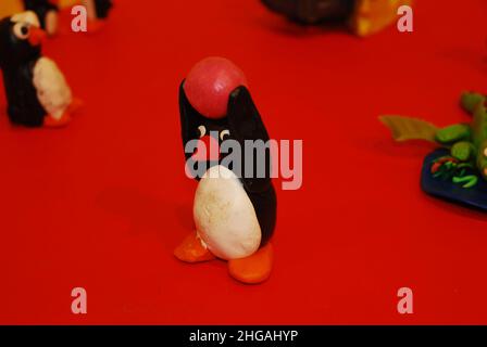 Gros plan d'un pingouin en argile, basé sur le personnage de télévision animé Pingu, réalisé lors d'un atelier éducatif d'art et d'artisanat/de fabrication de maquettes pour enfants Banque D'Images