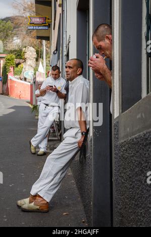 Carreiros se reposant entre les randonnées de toboggan, Monte, Funchal, Madère Banque D'Images